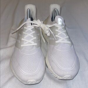 Adidas woman’s Ultraboost 22  Running Shoes White Sneakers FY0403 Size - 9 EUC